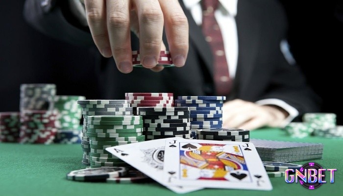 C-bet là một trong những hình thức bluff phổ biến nhất giúp người chơi kiểm soát ván bài poker hiệu quả.