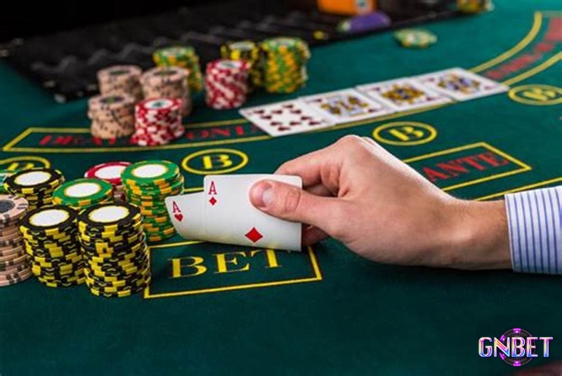Bluff quá nhiều khiến bạn dễ bị bắt bài và giảm hiệu quả chiến lược trong poker.