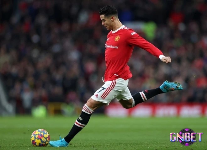 Cristiano Ronaldo sở hữu lực sút phạt siêu mạnh và quỹ đạo cực ảo