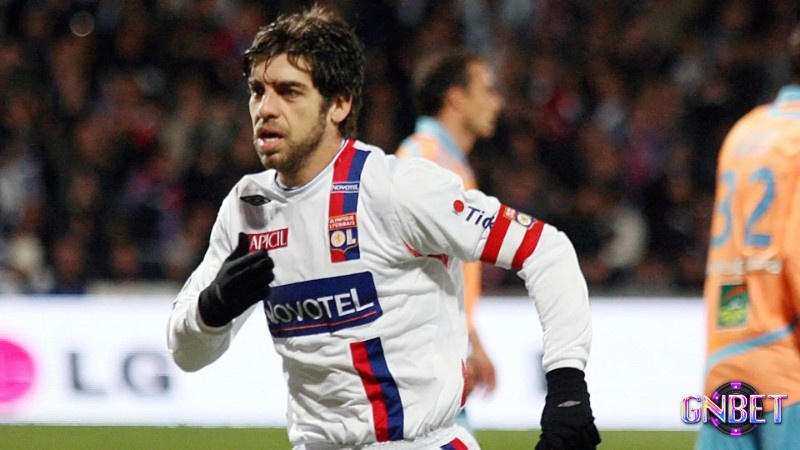 Juninho Pernambucano được xem là cầu thủ sút phạt đẳng cấp nhất thế giới với lực sút mạnh mẽ kết hợp với độ xoắn khó đoán
