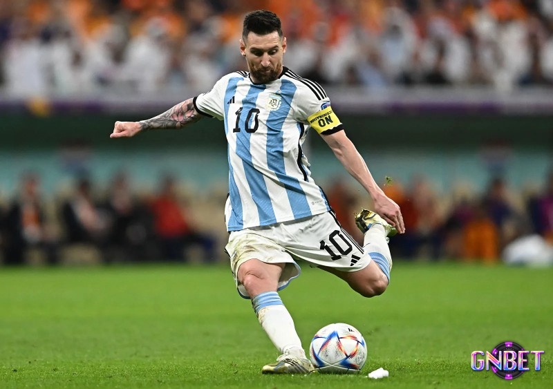 Lionel Messi với những cú sút phạt thần sầu khiến nhiều thủ môn phải chôn chân tại chỗ