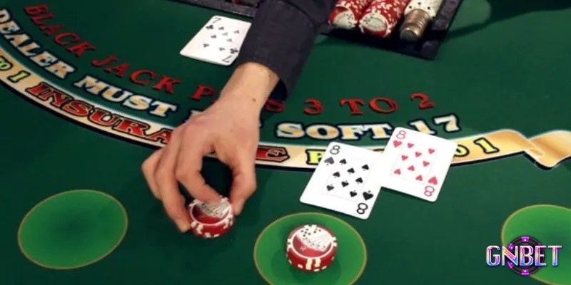 Việc phân biệt xì tố và poker không chỉ giúp chơi hiệu quả hơn mà còn tránh nhầm lẫn khi tham gia các buổi chơi bài quốc tế.