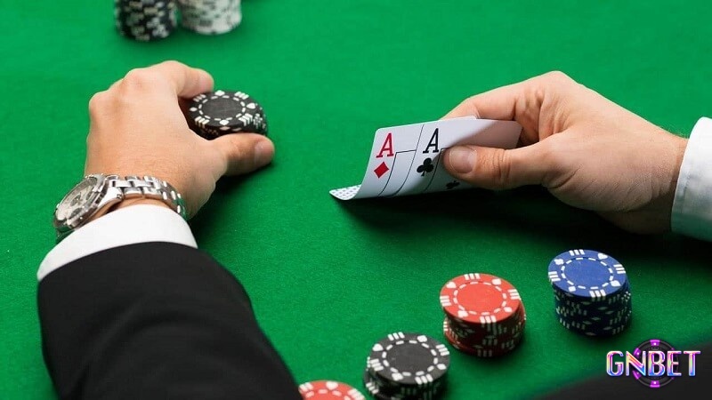 Xì tố và poker là hai trò chơi khác nhau với luật chơi và cách tính điểm hoàn toàn riêng biệt.