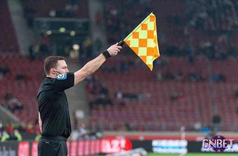Trọng tài dọc theo biên để xác định chính xác lỗi việt vị từ cầu thủ