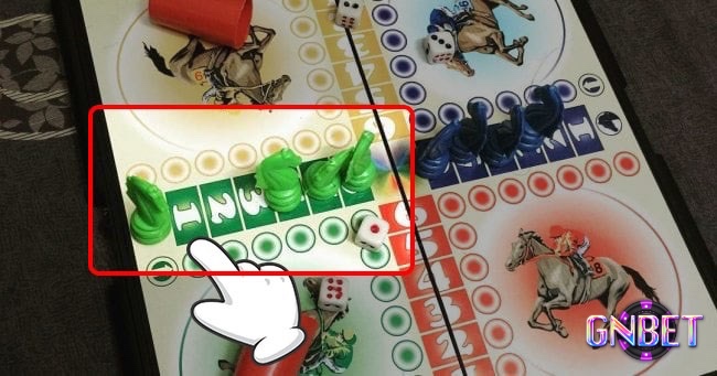 Sau khi đi hết 1 vòng quân cờ của anh em sẽ về cửa chuồng và vào chuồng