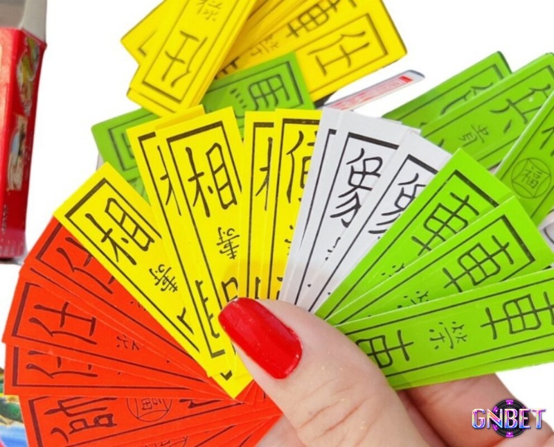 Bộ bài tứ sắc truyền thống với 4 màu đặc trưng: đỏ, xanh, trắng và vàng được sử dụng phổ biến trong luật chơi bài tứ sắc
