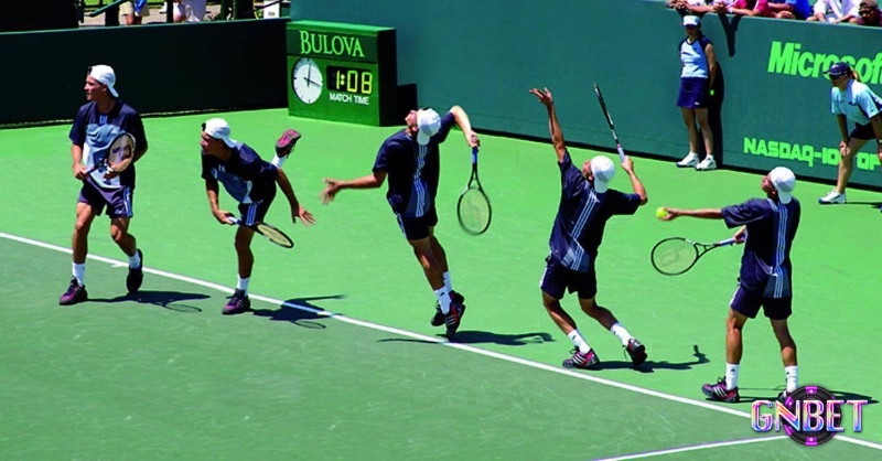 Kick serve có độ xoáy mạnh và bật cao, khiến đối thủ khó kiểm soát và phản ứng kịp thời