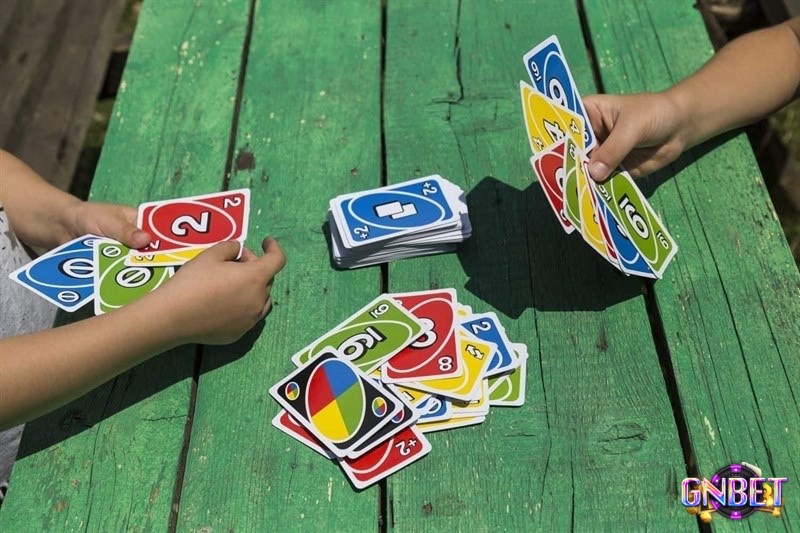 Luật Combo cộng dồn lá +2, +4, còn luật Đúp cho phép đánh hai lá giống nhau cùng lúc để rút ngắn bài