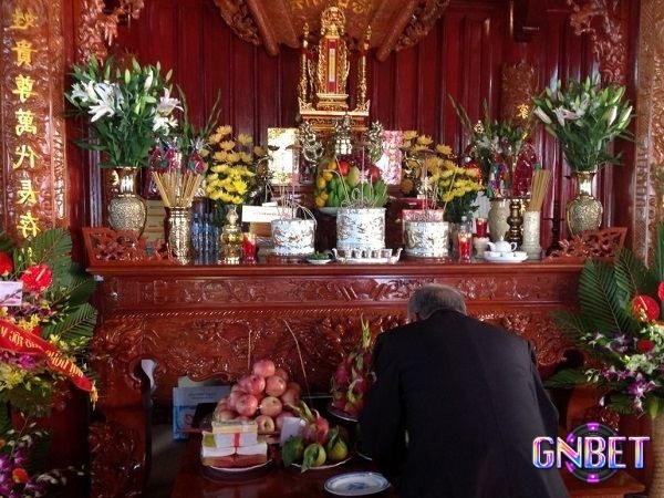 Mơ bàn thờ nhà người khác nhắc bạn nên giúp người khác 