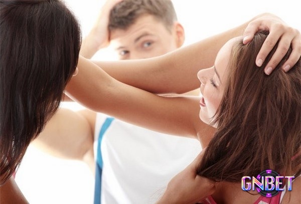 Mơ mình bị đánh ghen nhắc bạn nên dừng hành động sai trái 