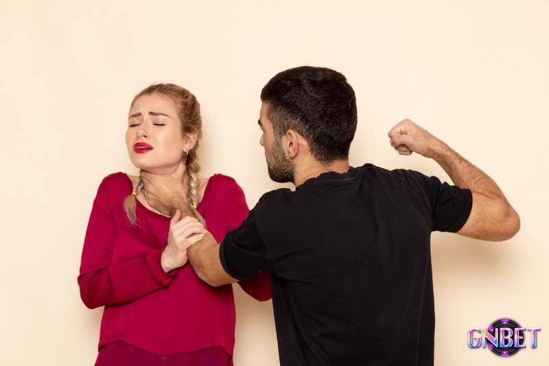 Mơ người khác đang đánh ghen ám chỉ tình cảm trục trặc 