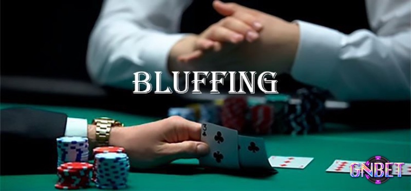 Bluff và semi-bluff trở nên mạnh mẽ hơn khi bạn có stack sâu, nhưng cần sử dụng đúng thời điểm để tối ưu hóa lợi thế chip
