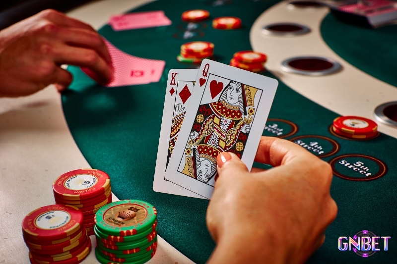 Đốt bài và cắt bài là thuật ngữ bài Baccarat nhằm bảo đảm tính ngẫu nhiên của ván chơi.