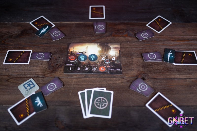 Board game Resistance thu hút người chơi nhờ cơ chế suy luận căng thẳng, cốt truyện kịch tính và những phút đấu trí khó lường