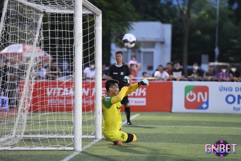 Ngoài cản phá, thủ môn còn đóng vai trò kiến tạo và điều phối lối chơi từ tuyến dưới.