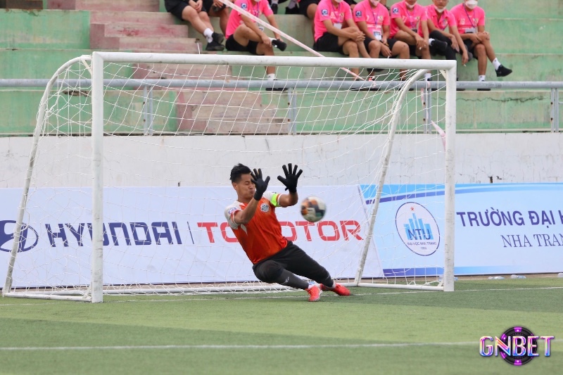 Phản xạ nhanh, bản lĩnh vững vàng và khả năng đọc tình huống là chìa khóa của một thủ môn giỏi.