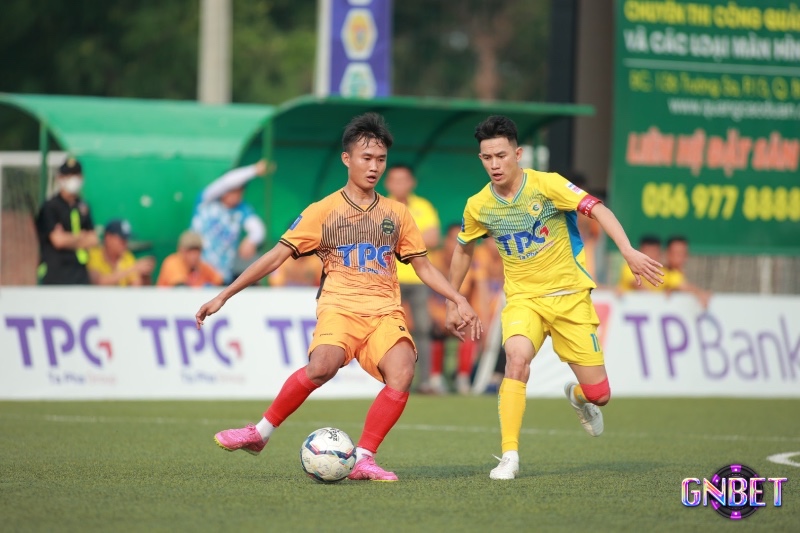 Tiền vệ phòng ngự là lớp lá chắn đầu tiên, ngăn chặn và thu hồi bóng từ xa.