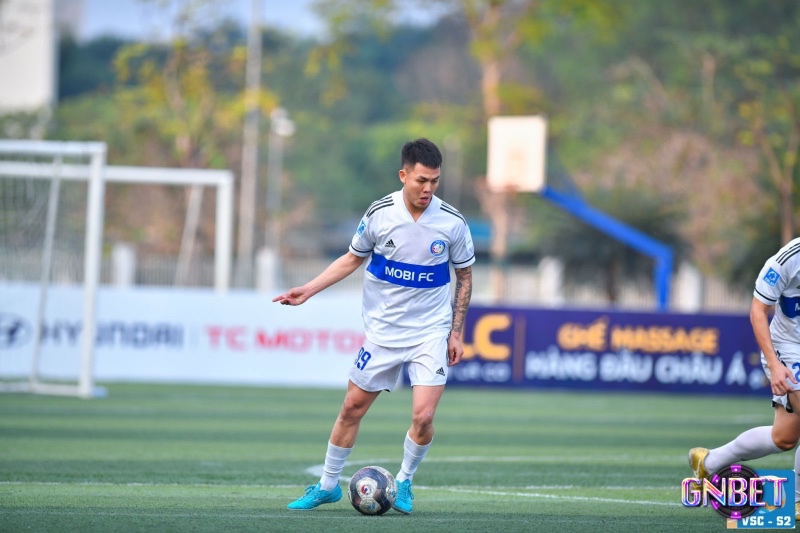 Tiền đạo cắm – tay săn bàn chủ lực, luôn sẵn sàng trừng phạt sai lầm hàng thủ đối phương.