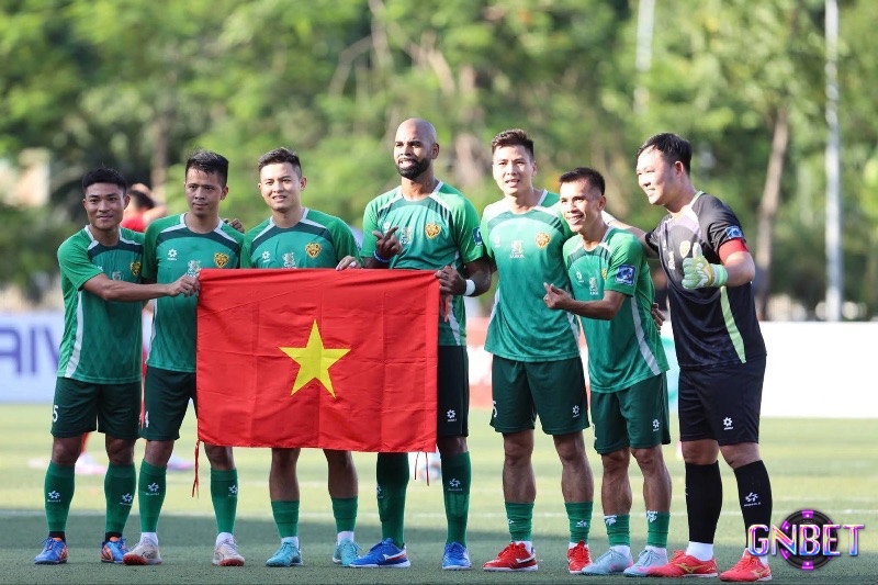 Bóng đá 7 người ở Việt Nam chủ yếu diễn ra trên sân cỏ nhân tạo, phù hợp cho giải phong trào và công ty.