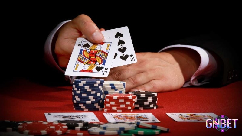 So sánh Texas Hold’em và Omaha qua số lượng bài tẩy và quy tắc kết hợp tay bài.