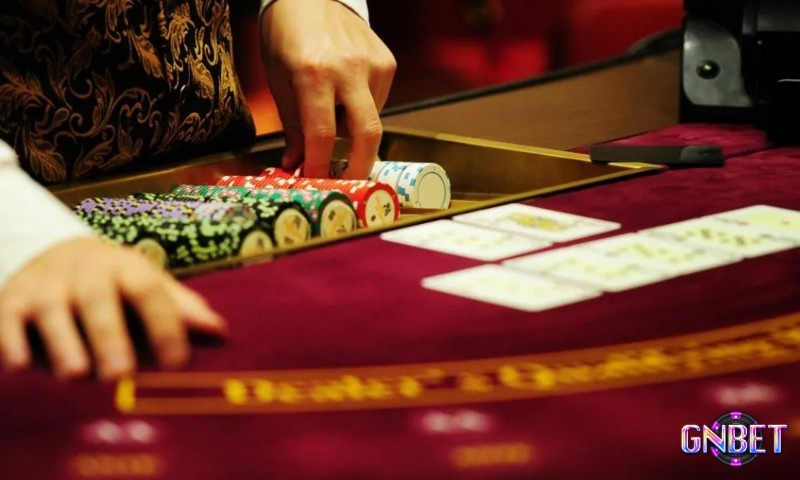 Pot-Limit Omaha và Omaha Hi/Lo – hai biến thể chiến thuật cao, nơi người chơi chia pot giữa tay bài cao và thấp.