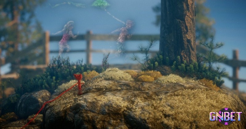 Khu vườn sau nhà trong Unravel với chi tiết rêu và đất ẩm