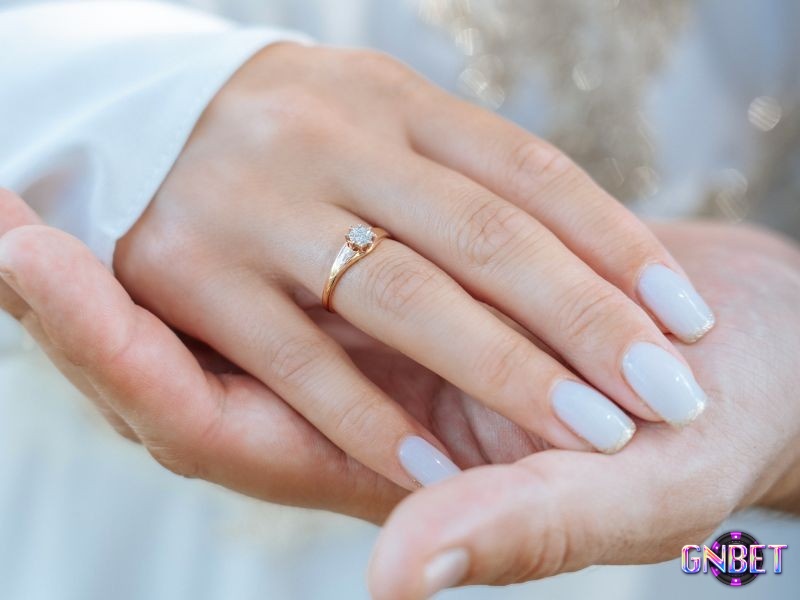 Mơ thấy đeo nhẫn vàng tượng trưng cho tình cảm bền vững và vận may tài lộc