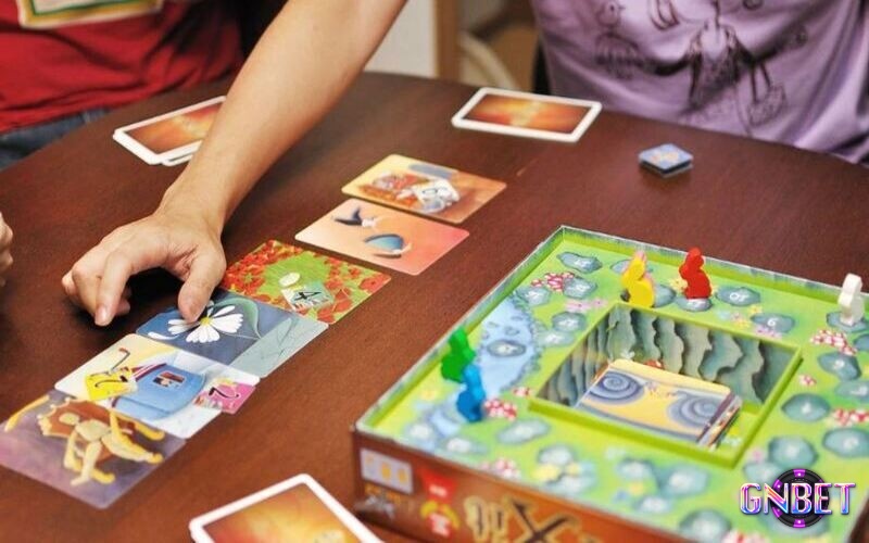 Các lá bài minh họa được lật giữa bàn để mọi người bỏ phiếu chọn đáp án