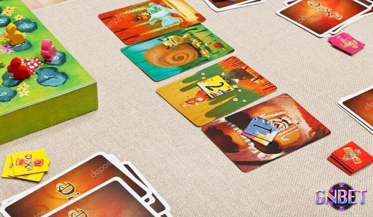 Người chơi chọn lá bài nhiều tầng nghĩa để đánh lạc hướng người khác trong vòng bỏ phiếu