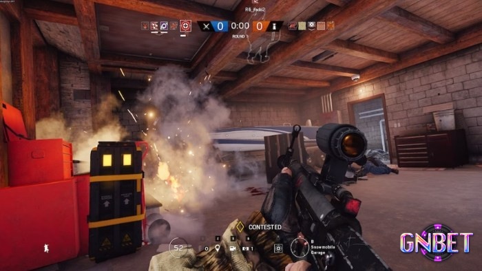 Cảnh đấu súng cự ly gần trong Rainbow Six Siege với môi trường bị phá hủy