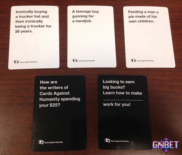 Host đọc lần lượt các câu ghép từ thẻ đen và thẻ trắng để cả nhóm chọn khoảnh khắc “đỉnh” nhất