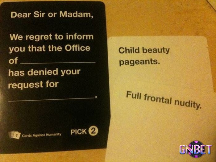 Người chơi chọn thẻ trắng để ghép với thẻ đen trong buổi tụ họp tại nhà