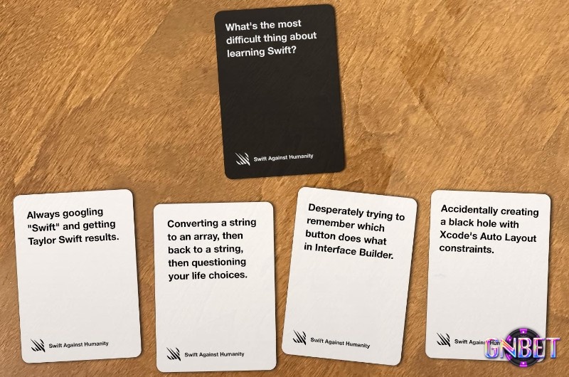 Host đọc đề bài từ thẻ đen trong phòng khách và các thẻ trắng được nộp úp xuống