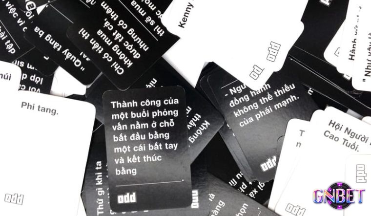 Người chơi có thể nối nhiều thẻ trắng thành một chuỗi để tạo câu trả lời dài hơn