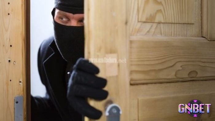 Giấc chiêm bao thấy trộm vào nhà thể hiện cho nỗi bất an và lo lắng trong cuộc sống của bạn
