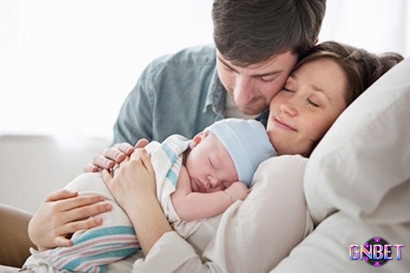 Giấc mơ thấy sinh em bé tượng trưng cho sự phát triển và khởi đầu