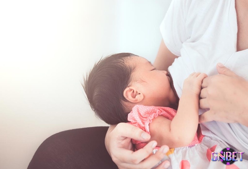 Giấc mơ thấy người khác sinh em bé là điềm báo bạn sắp nhận được sự trợ giúp từ người thân, bạn bè
